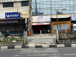 Sampah Berserakan di Jalan Margonda Depok Usai Dilanda Banjir