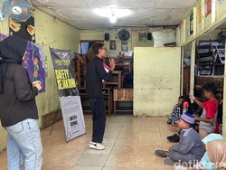 Mahasiswa Surabaya Ajak Anak-anak Belajar Berkendara Aman Cegah Laka Lantas