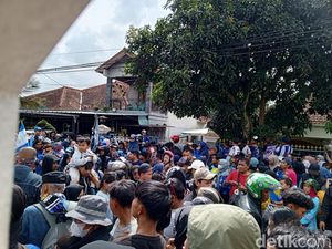 Pesta Juara Persib Berlanjut, Rumah Umuh Muchtar Dibanjiri Bobotoh