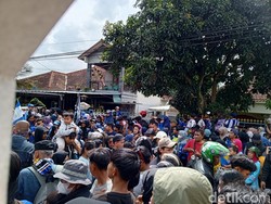 Pesta Juara Persib Berlanjut, Rumah Umuh Muchtar Dibanjiri Bobotoh
