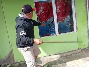 Viral Aksi Bang Jago Tenteng Pedang dan Rusak Rumah Warga di Garut Viral Aksi Bang Jago Tenteng Pedang dan Rusak Rumah Warga di Garut