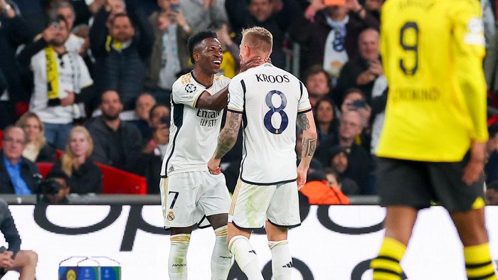 LONDON, ENGLAND - JUNE 1: Vinicius Junior of Real Madrid celebrates after scoring his teams second goal with Toni Kroos of Real Madrid during the UEFA Champions League 2023/24 final match between Borussia Dortmund and Real Madrid CF at Wembley Stadium on June 1, 2024 in London, England.(Photo by Ryan Crockett/DeFodi Images via Getty Images)