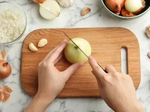 Dua Tips Jitu Potong Bawang Bombai Agar Mata Tak Perih Berair Dua Tips Jitu Potong Bawang Bombai Agar Mata Tak Perih Berair