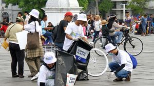 Aksi Bersih-bersih Sampah di Kota Tua Jakarta
