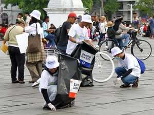 Aksi Bersih-bersih Sampah di Kota Tua Jakarta