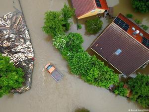 Banjir Landa Jerman, Relawan Bekerja 40 Jam Tanpa Tidur Banjir Landa Jerman, Relawan Bekerja 40 Jam Tanpa Tidur