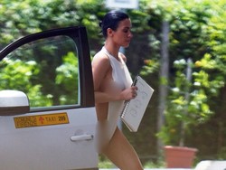 Agak Lain, Bianca Censori Pergi Rapat Pakai Baju Renang Minim