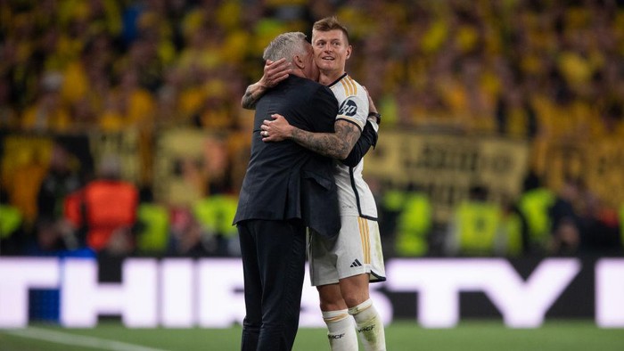 LONDON, ENGLAND - JUNE 1: Carlo Ancelotti, Head Coach of Real Madrid, embraces Toni Kroos of Real Madrid after he is substituted during the UEFA Champions League 2023/24 final match between Borussia Dortmund v Real Madrid CF at Wembley Stadium on June 1, 2024 in London, England. (Photo by Joe Prior/Visionhaus via Getty Images)