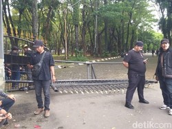 Massa Demo Tolak W Super Club Makassar, Pagar Kantor Gubernur Sulsel Dirusak