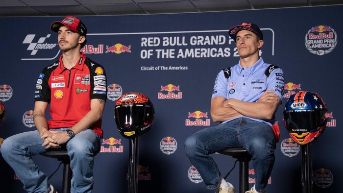 Marc Marquez memberi bantuan untuk Francesco Bagnaia di MotoGP Australia. (Foto: Getty Images/Mirco Lazzari gp) Marc Marquez memberi bantuan untuk Francesco Bagnaia di MotoGP Australia. (Foto: Getty Images/Mirco Lazzari gp)
