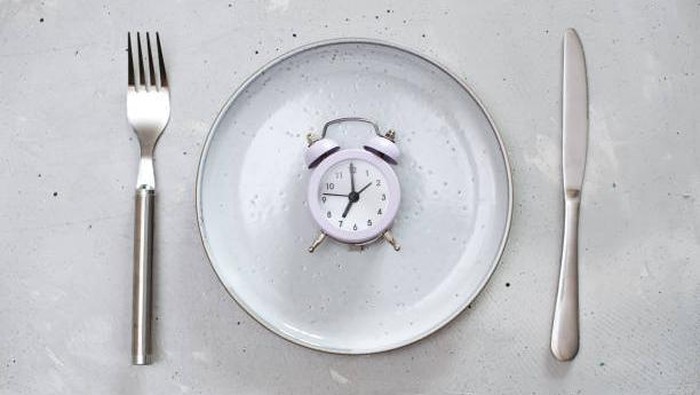 ilustrasi puasa breakfast time concept with alarm clock plate, fork, knife, spoon, manfaat puasa