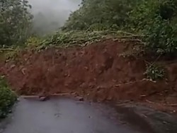 Akses Jalan Poros Pendopo-Tebing Tinggi Lumpuh Akibat Longsor