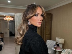 Heboh Jennifer Lopez Terbang di Kelas Ekonomi