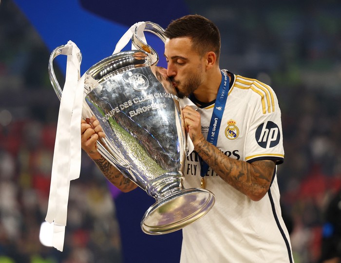 Soccer Football - Champions League - Final - Borussia Dortmund v Real Madrid - Wembley Stadium, London, Britain - June 1, 2024 Real Madrids Joselu kisses the trophy as he celebrates after winning the Champions League REUTERS/Hannah Mckay