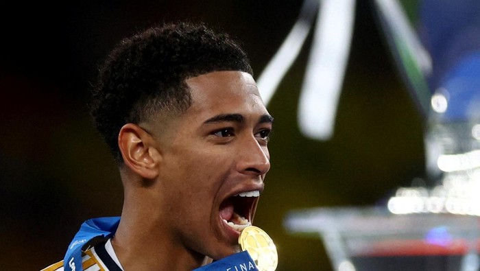 Soccer Football - Champions League - Final - Borussia Dortmund v Real Madrid - Wembley Stadium, London, Britain - June 1, 2024 Real Madrids Jude Bellingham celebrates after receiving his medal after winning the Champions League final REUTERS/Lee Smith     TPX IMAGES OF THE DAY