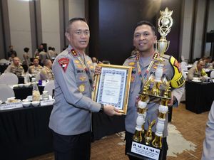 Polresta Sidoarjo Raih Tiga Penghargaan dari Kapolda Jatim Polresta Sidoarjo Raih Tiga Penghargaan dari Kapolda Jatim