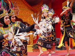 Kenalkan Budaya Lokal-Internasional ke Generasi Muda Kenalkan Budaya Lokal-Internasional ke Generasi Muda