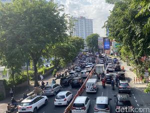 Lalin Tengah Kota Padat Imbas Rombongan Buruh Demo ke Polrestabes Surabaya Lalin Tengah Kota Padat Imbas Rombongan Buruh Demo ke Polrestabes Surabaya