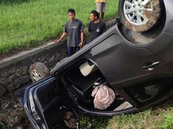 Mobil Brio Oleng Lalu Terjungkal Masuk Parit di Jalur Daendels Kulon Progo