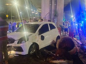 Brio Tabrak Median Jalan AP Pettarani Makassar, Pengemudi Diduga Mengantuk