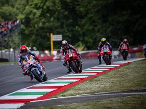 Penjelasan kenapa Ban Motor Marquez Berasap Tiap Keluar Tikungan Terakhir Penjelasan kenapa Ban Motor Marquez Berasap Tiap Keluar Tikungan Terakhir
