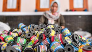 Perajin di Sumedang Mampu Produksi 2 Ribu Gulung Gelasan Per Hari