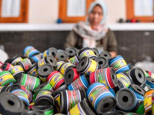 Perajin di Sumedang Mampu Produksi 2 Ribu Gulung Gelasan Per Hari Perajin di Sumedang Mampu Produksi 2 Ribu Gulung Gelasan Per Hari