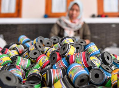 Perajin di Sumedang Mampu Produksi 2 Ribu Gulung Gelasan Per Hari