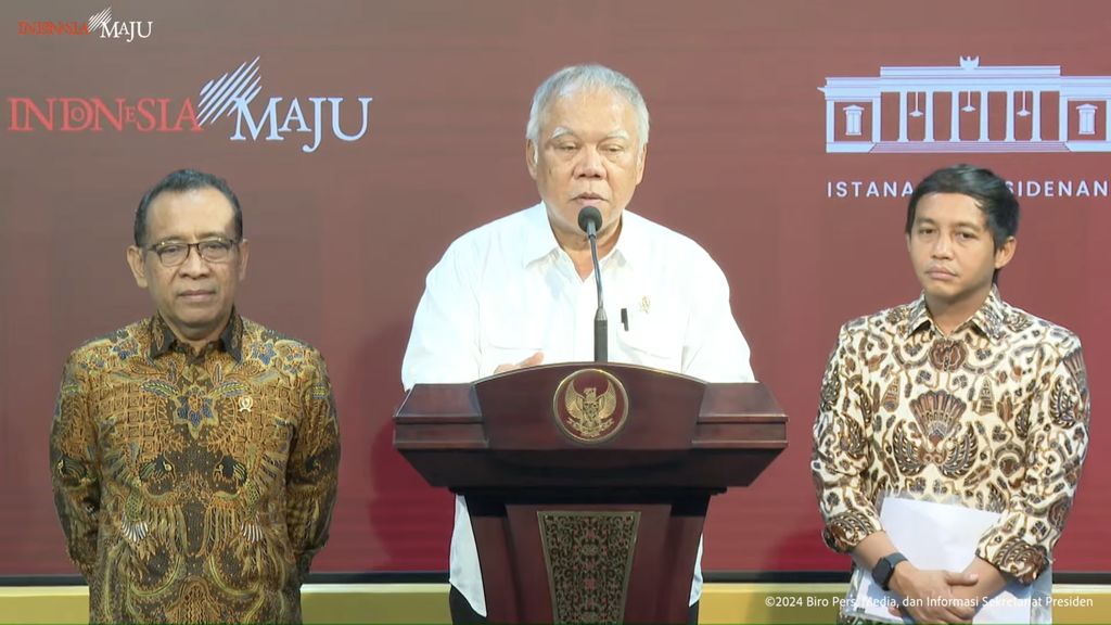 Menteri PUPR Basuki Hadimuljono, Menteri Sekretaris Negara Pratikno, dan Wakil Menteri ATR/BPN Raja Juli Antoni dalam jumpa pers pengunduran diri Bambang Susantono dan Dhony Rahajoe dari Otorita IKN di Kantor Presiden, Jakarta, Senin (3/6).