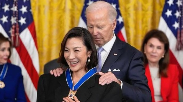 Michelle Yeoh jadi aktris Asia pertama yang menerima penghargaan Presidential Medal of Freedom