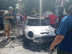 Viral, Mobil Mini Cooper Milik Dokter Ludes Terbakar di Denpasar