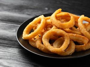 Ini 5 Alasan Onion Rings Buatan Restoran Jauh Lebih Enak Ini 5 Alasan Onion Rings Buatan Restoran Jauh Lebih Enak