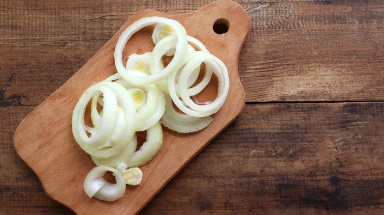 5 Alasan Onion Rings Buatan Restoran Jauh Lebih Enak