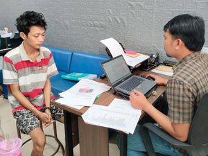Nyali Besar Kevin Edarkan Sabu di Depan Kantor Polisi Nyali Besar Kevin Edarkan Sabu di Depan Kantor Polisi