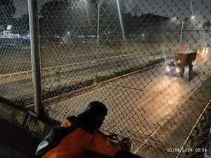 Pengelola Ganti Kawat JPO di Bekasi Usai Bocah Jatuh ke Tol JORR Pengelola Ganti Kawat JPO di Bekasi Usai Bocah Jatuh ke Tol JORR