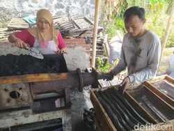 Perajin Arang Briket di Temanggung Kebanjiran Order, Sehari Capai 1 Ton!