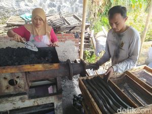 Perajin Arang Briket di Temanggung Kebanjiran Order, Sehari Capai 1 Ton! Perajin Arang Briket di Temanggung Kebanjiran Order, Sehari Capai 1 Ton!