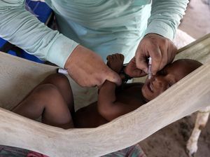 Petugas Medis Beri Vaksin Polio ke Anak-anak Pakistan