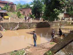 Bocah 4 Tahun Hilang Terseret Arus Sungai Mesat saat Cari Ikan