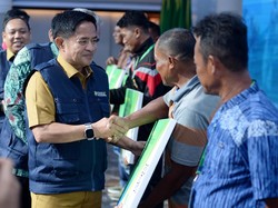 Pj Gubsu Serahkan 6.000 Asuransi untuk Nelayan