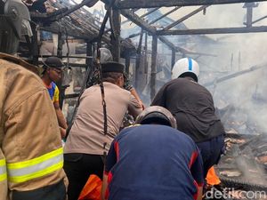 3 Rumah Ludes Terbakar di Bandar Batang, 1 Penghuni Tewas 3 Rumah Ludes Terbakar di Bandar Batang, 1 Penghuni Tewas