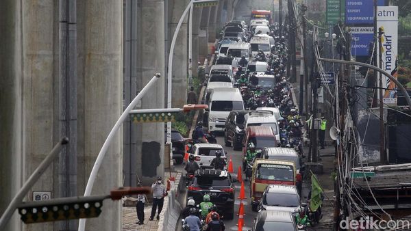 Potret Kemacetan di Cipulir Akibat Proyek Gorong-gorong