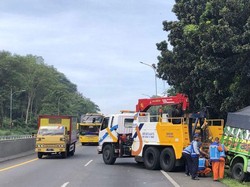 Truk Sundul Truk di Tol Semarang Km 425, 1 Tewas