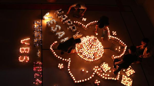 Lilin Berbentuk Stupa di Peringatan Tri Suci Waisak