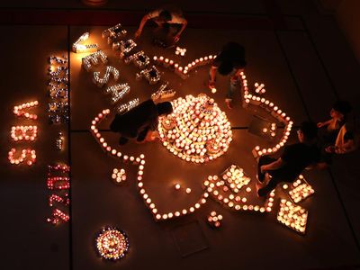 Lilin Berbentuk Stupa di Peringatan Tri Suci Waisak