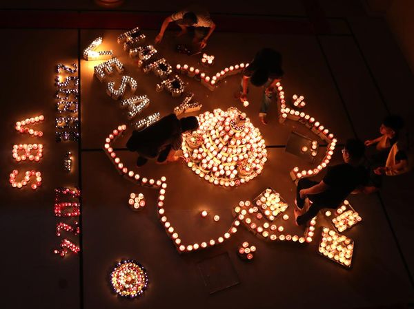 Lilin Berbentuk Stupa di Peringatan Tri Suci Waisak
