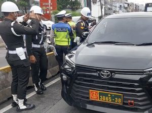 Puluhan Mobil Pelat TNI-Polri Penyerobot Jalur TransJ Terjaring Razia di Jaktim Puluhan Mobil Pelat TNI-Polri Penyerobot Jalur TransJ Terjaring Razia di Jaktim