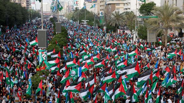 Ribuan Bendera Palestina Berkibar di Karachi