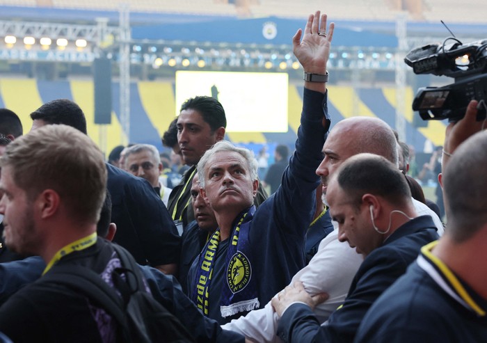 Soccer Football - Fenerbahce appoint Jose Mourinho as coach - Sukru Saracoglu Stadium, Istanbul, Turkey - June 2, 2024
New Fenerbahce coach Jose Mourinho takes a selfie with fans during the presentation REUTERS/Umit Bektas