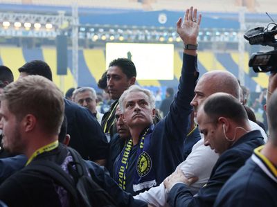 Sambutan Hangat Fans Fenerbahce untuk Mourinho